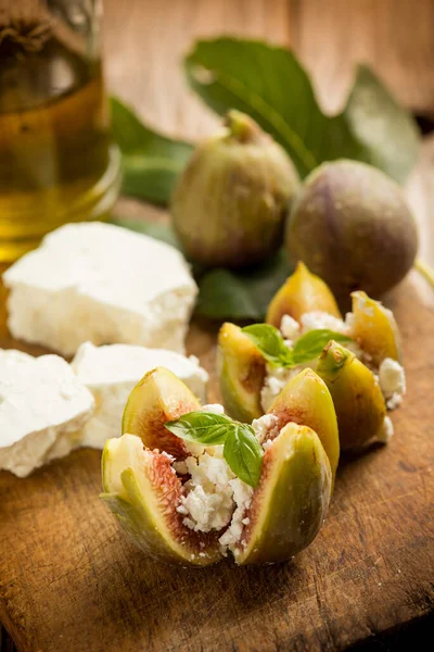 Feigen Mit Feta Käse Und Olivenöl — Stockfoto
