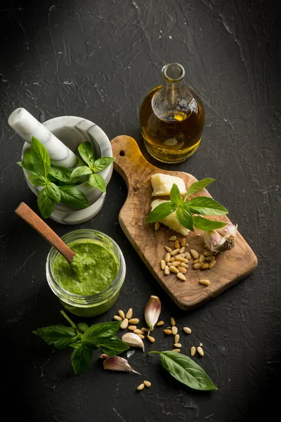 Pesto Italiano Tradicional Com Ingredientes Sobre Fundo Preto — Fotografia de Stock