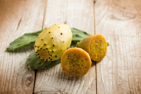 Prickly Pears Leaves Wooden Background — Stock Photo, Image