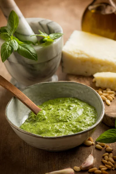 Kom Met Traditionele Italiaanse Pesto Ingrediënten — Stockfoto