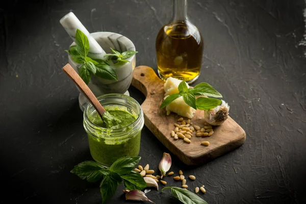 Traditionell Italiensk Pesto Med Ingredienser Över Svart Bakgrund — Stockfoto