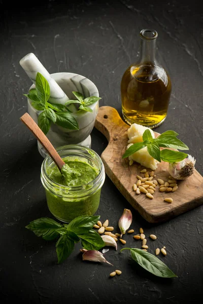 Pesto Italien Traditionnel Avec Des Ingrédients Sur Fond Noir — Photo