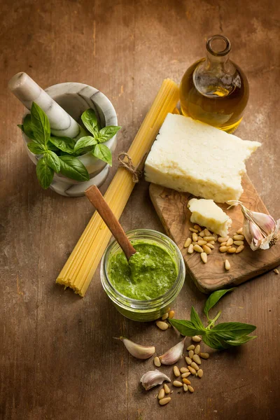 Traditionell Italiensk Pesto Med Spagetti Och Ingredienser — Stockfoto