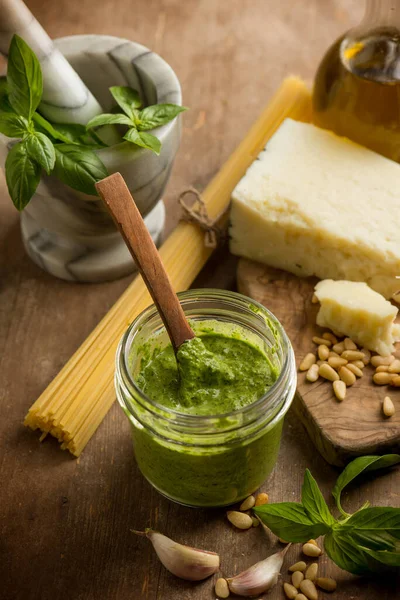 Çiğ Spagetti Malzemelerle Geleneksel Talyan Pesto — Stok fotoğraf