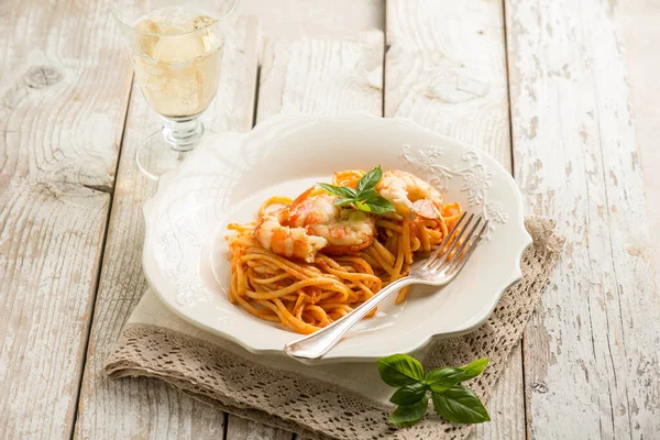 Linguine Giant Shrimp Tomato Sauce Basil — Stock Photo, Image