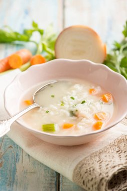 Havuçlu pirinç çorbası kereviz soğan ve maydanoz.