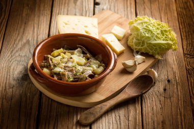 Ahşap zemin üzerinde malzemeler olan pizzacı makarna.