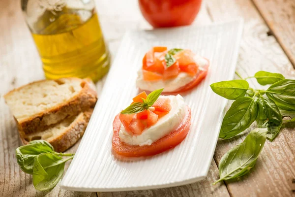 Caprese Salad Traditional Italian Recipe Mozzarella Tomato Basil Bread White — Fotografia de Stock