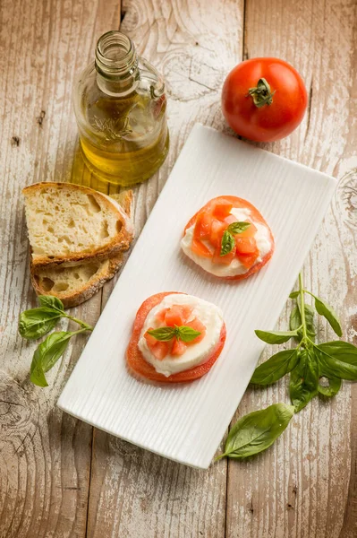 Caprese Salad Traditional Italian Recipe Mozzarella Tomato Basil Bread White — Stock Photo, Image