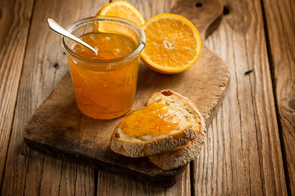 Sinaasappelmarmelade Met Brood Houten Ondergrond — Stockfoto