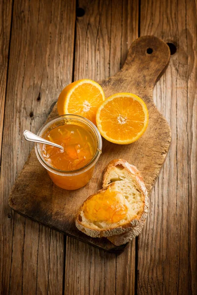 Sinaasappelmarmelade Met Brood Houten Ondergrond — Stockfoto