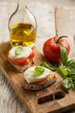 Caprese salatası geleneksel İtalyan tarifi mozzarella domates fesleğeni ve ekmek