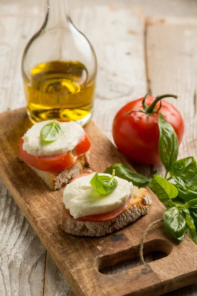 Κάπρε Σαλάτα Παραδοσιακή Ιταλική Συνταγή Μοτσαρέλα Ντομάτα Βασιλικό Και Ψωμί — Φωτογραφία Αρχείου