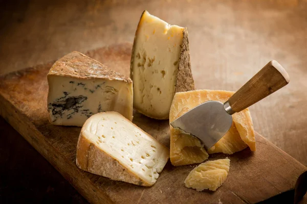 Různé Tradiční Italský Sýr Přes Řezací Prkno — Stock fotografie