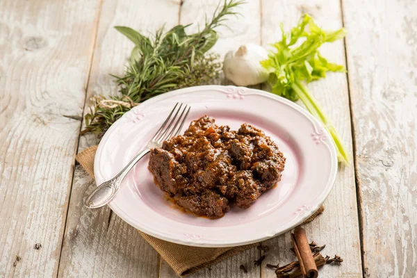 Geyik güveci geleneksel İtalyan tarifi.