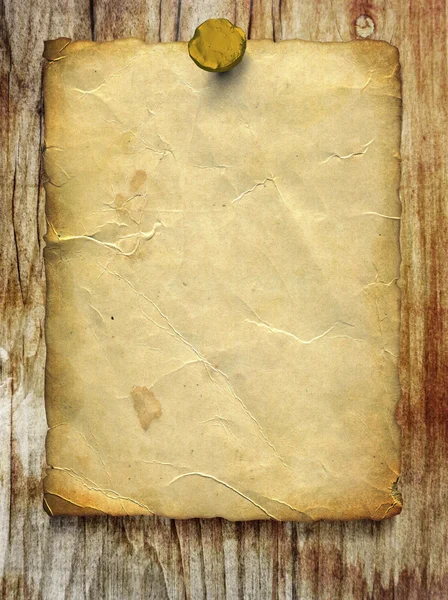 Folha de papel velha em fundo de madeira — Fotografia de Stock