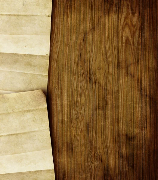 Papierbogen auf Holztisch — Stockfoto