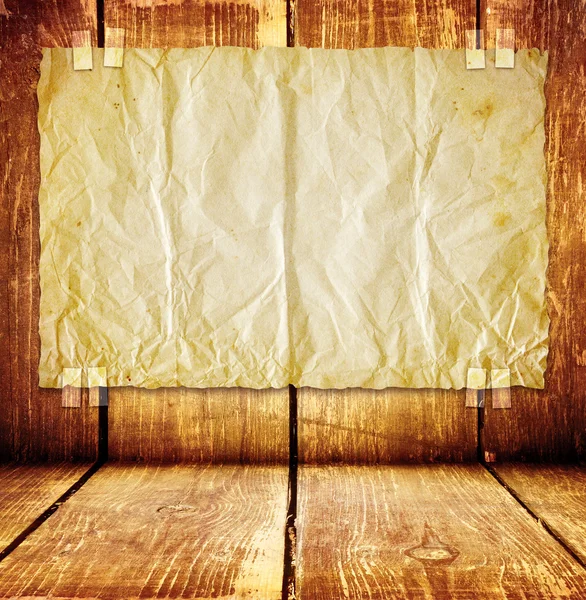 Деревянная комната с бумагой на стене — стоковое фото