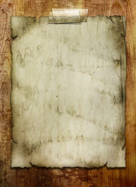 Hoja de papel sobre mesa de madera — Foto de Stock