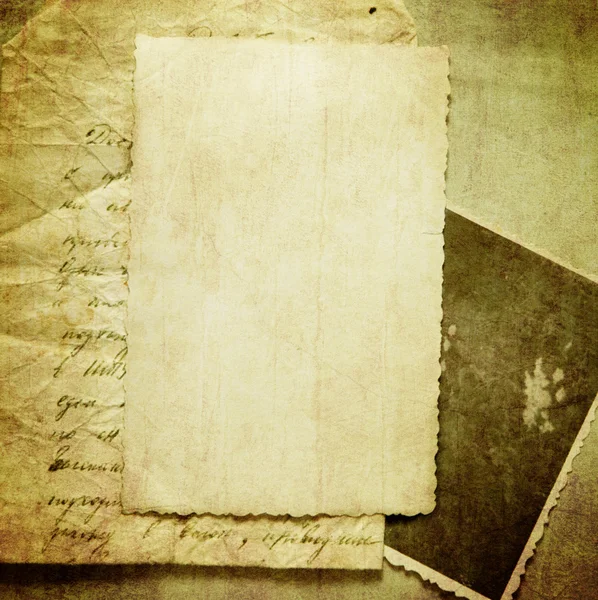 Vintage achtergrond met oud papier, brieven en foto 's — Stockfoto