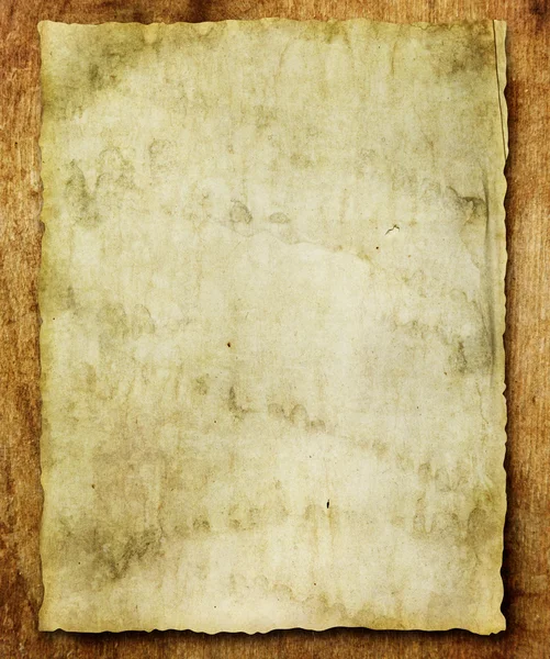 Бумажный лист на деревянном столе — стоковое фото