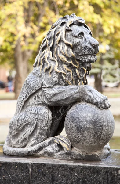 Lion sculpture in park. Classic style — Stock Photo, Image