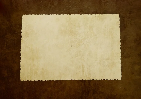 Folha de papel branco velho na mesa de madeira — Fotografia de Stock