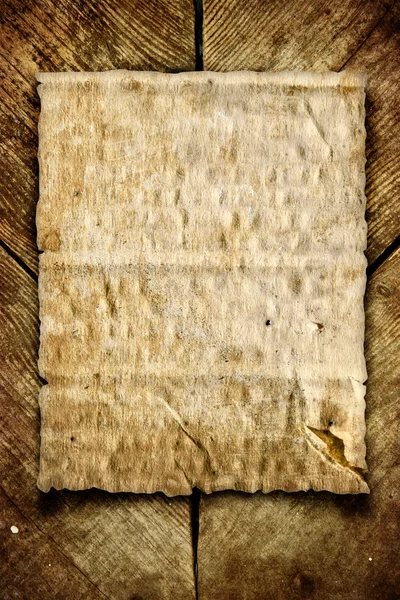 Vieux papier sur fond en bois — Photo