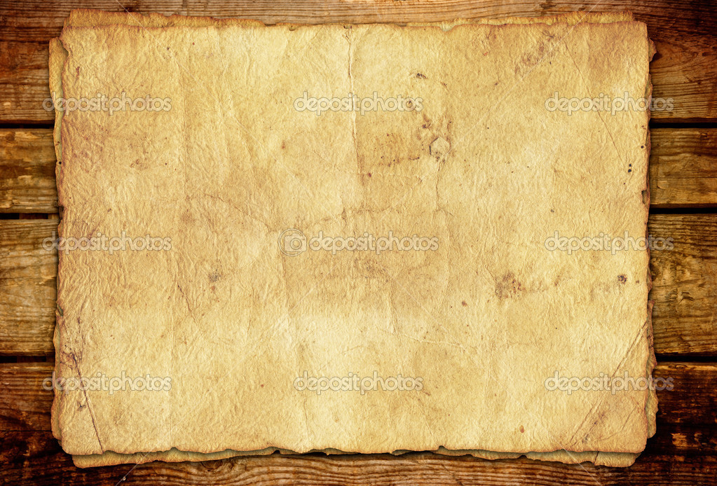 Hoja de papel vieja sobre fondo de madera: fotografía de stock