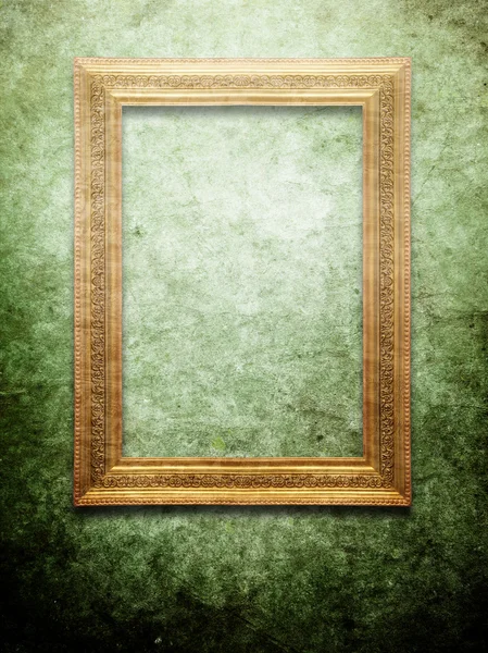 Quadro dourado na parede verde — Fotografia de Stock