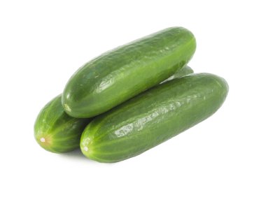 Beyaz üzerinde taze salatalıklar izole edilmiş.