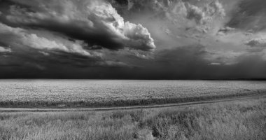 alan dramatik gökyüzü altında