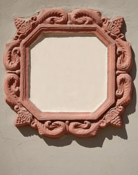 Старая керамическая рама на стене — стоковое фото