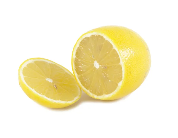 Die Hälfte der Zitrone isoliert auf weißem Hintergrund — Stockfoto