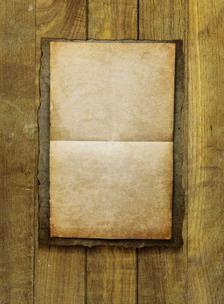 Винтажная бумажная карточка на деревянной текстуре — стоковое фото