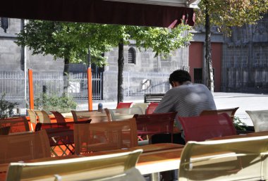 tek başına oturan bir kafe Teras