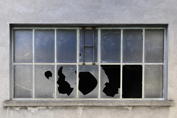 Vecchie finestre industriali con vetri rotti — Foto Stock