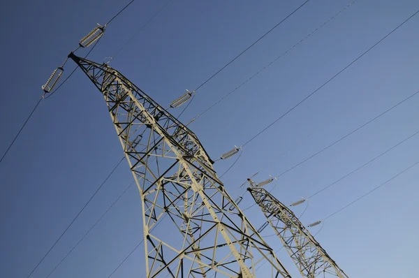 Elektriciteit pylonen met een blauwe hemel — Stockfoto