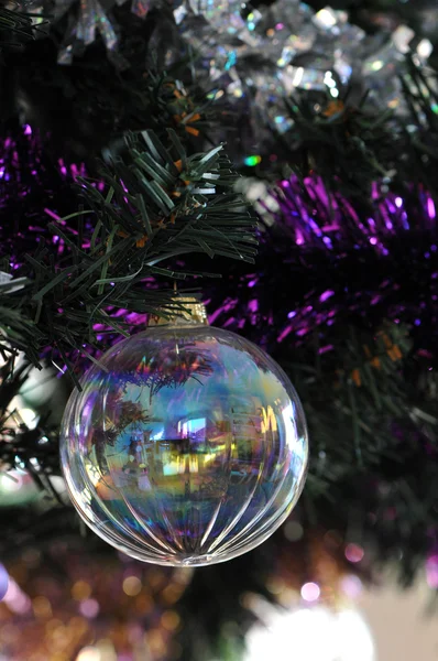 Διαφανή Χριστούγεννα μπάλα σε ένα πλαστικό πεύκο — Φωτογραφία Αρχείου
