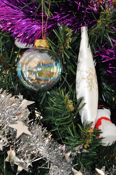 Qualche decorazione natalizia in un pino di plastica — Foto Stock