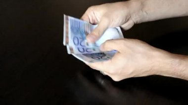 iki el bir adamın 20 euro banknot sayma