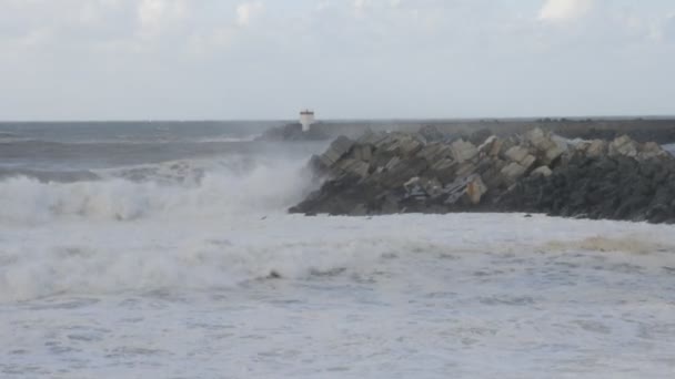 Büyük dalgalar üzerinde beton iskeleler — Stok video