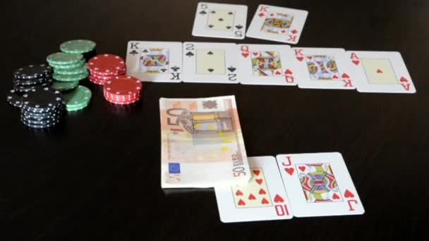 Две руки человека, считающего банкноты евро по 50 вон на игре в покер — стоковое видео