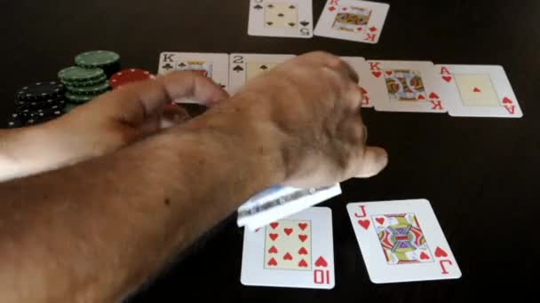 Due mani di un uomo che conta banconote in euro di venti vinte alla partita di poker — Video Stock