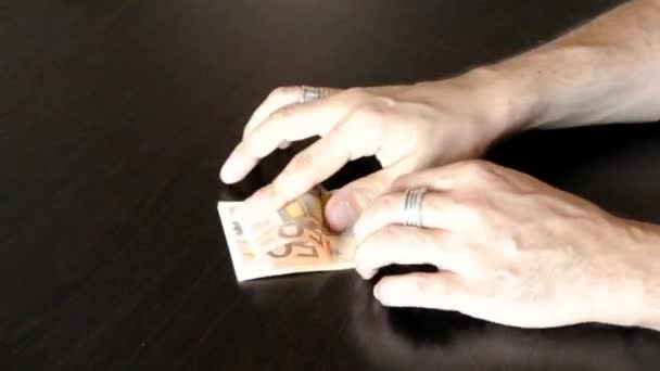 Dos manos de un hombre que cuenta billetes en euros de cincuenta — Vídeos de Stock