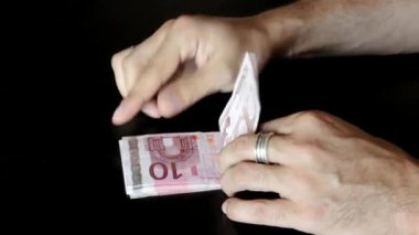 iki el bir adamın on euro banknot sayma