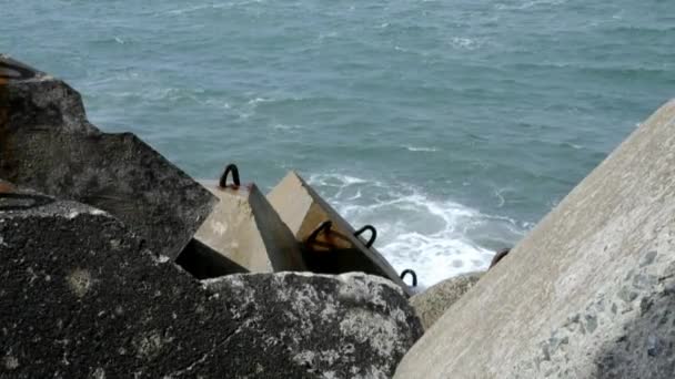 小波浪对混凝土块 — 图库视频影像