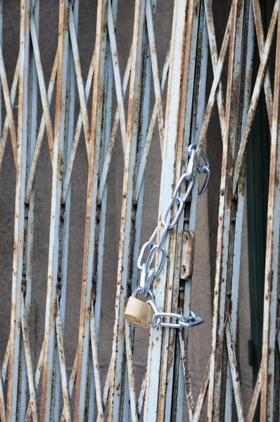 锁定的挂锁金属网格上链 — 图库照片