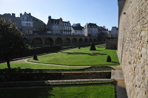 Rasenflächen und Garten entlang der Stadtmauern von Vannes — Stockfoto