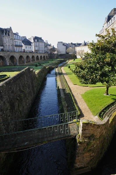 Kleiner Fluss im Garten entlang der Stadtmauern von Vannes — Stockfoto